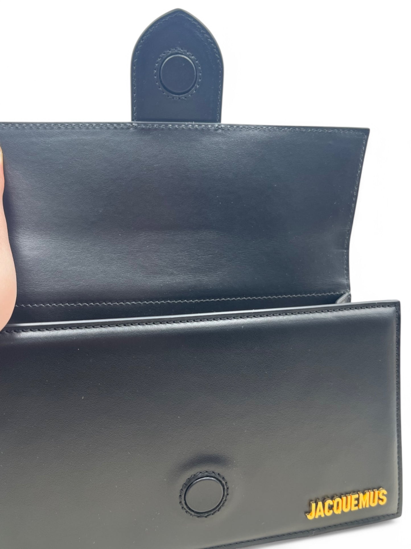 Jacquemus Le Grand Bambino Handtasche mit schwarzen und goldenen Ledereinsätzen