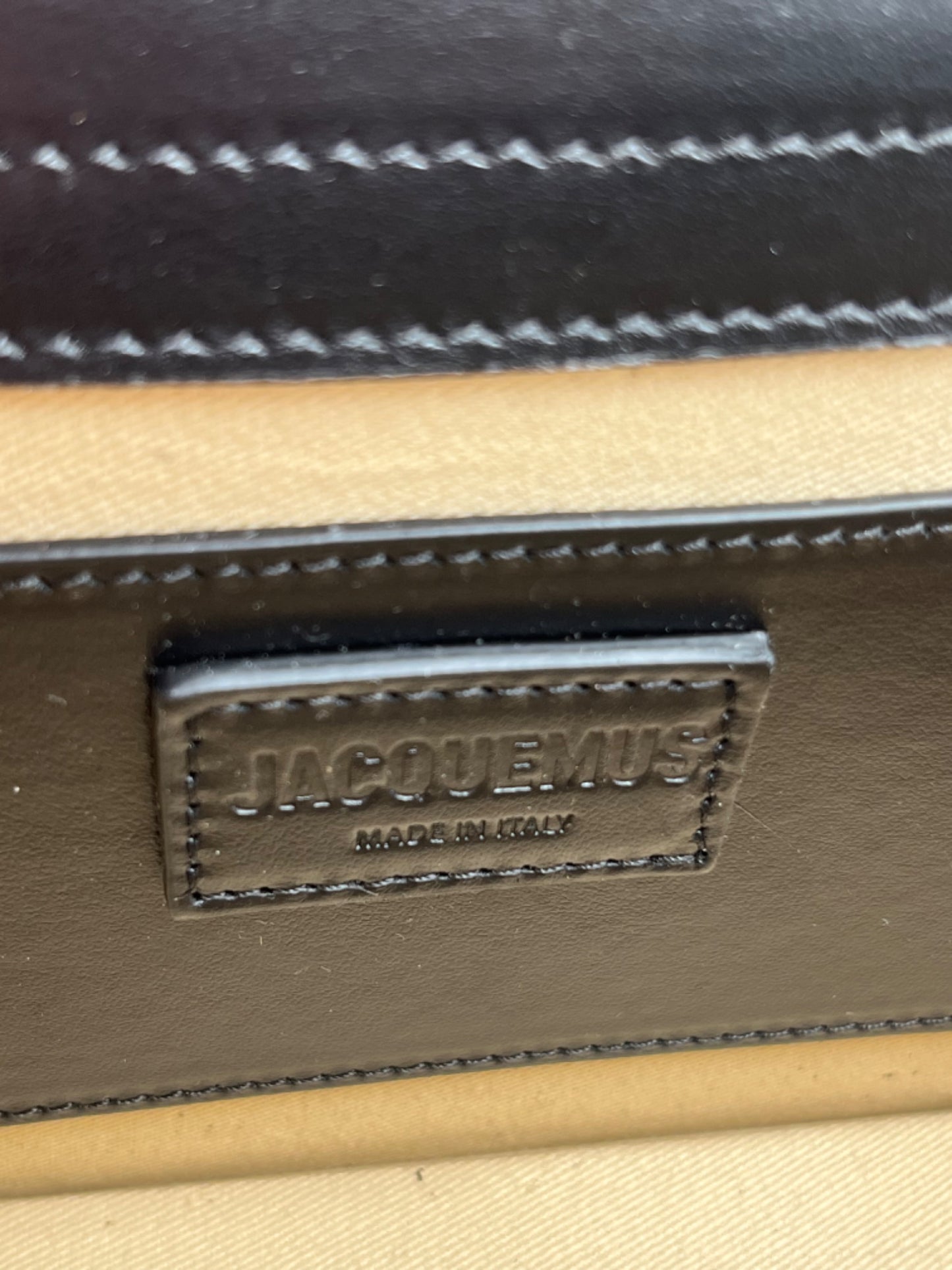 Jacquemus Le Grand Bambino Handtasche mit schwarzen und goldenen Ledereinsätzen