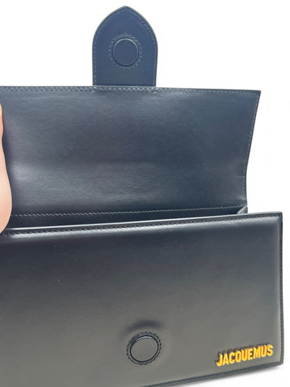 Jacquemus Le Grand Bambino Handtasche mit schwarzen und goldenen Ledereinsätzen 